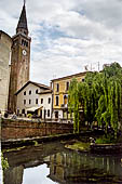 Portogruaro - Il campanile pendente (XII sec) del Duomo di Sant'Andrea, visto dal ponte di Sant'Andrea. 